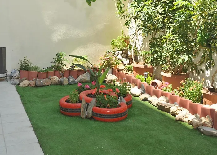 Demi'S Garden Near The Metro Of Athens